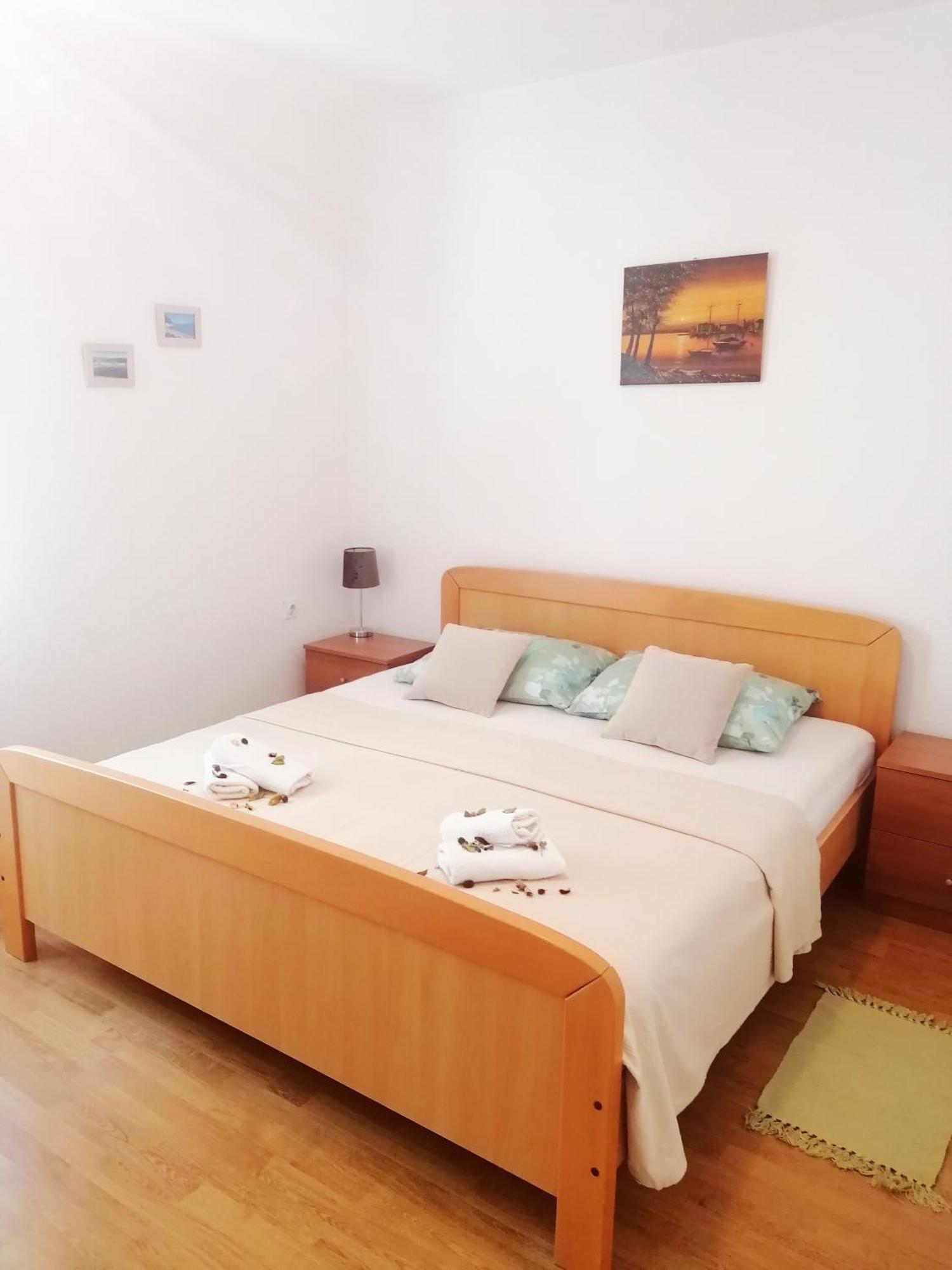 Apartman Volarevic Donji Karin Esterno foto